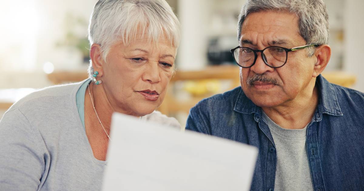 partnerpennsioen; partners bekijken en bespreken het overzicht van hun pensioen aan de hand van een document