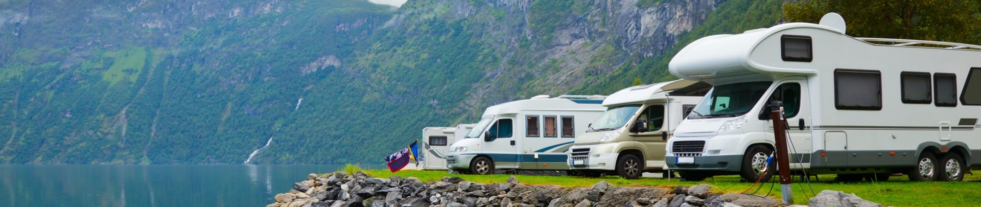 Vakantie camper aan het water